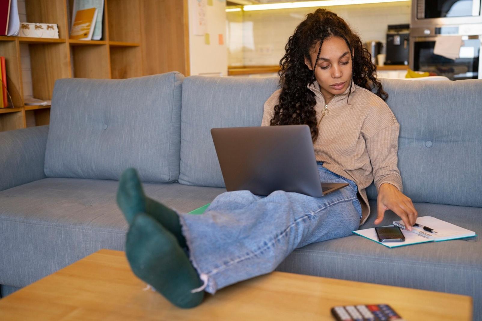Étudiants collaborant sur des projets financiers réels